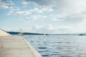 Lire la suite à propos de l’article Comment proteger la piscine des intemperies ?